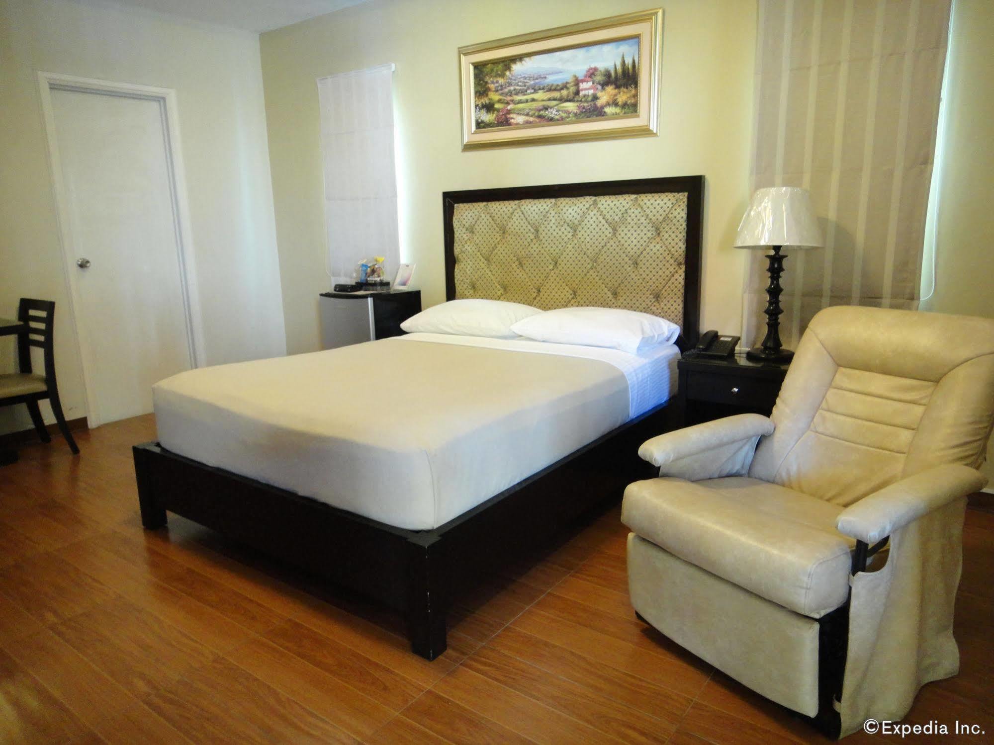 ปริซึ่ม โฮเต็ล - อพาร์ทเท็ลล์ Hotel อังเฮเลส ภายนอก รูปภาพ